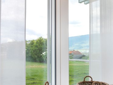 Helle Zimmer mit Fenster, Blick auf den Garten und Weidenkörben
