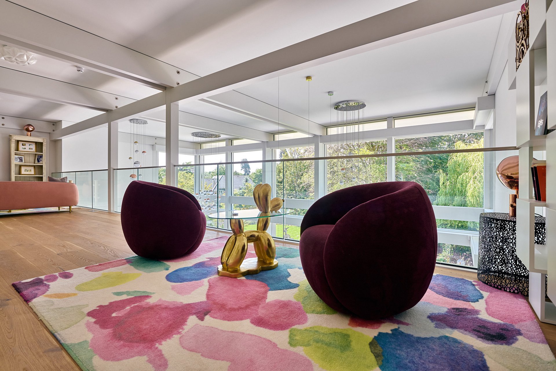 Moderne Villa mit Flachdach und stilvollem Interieur Innenansicht einer eleganten Villa mit bunter Teppichgestaltung