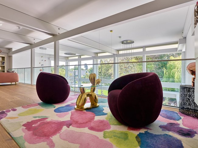 Innenansicht einer eleganten Villa mit bunter Teppichgestaltung
