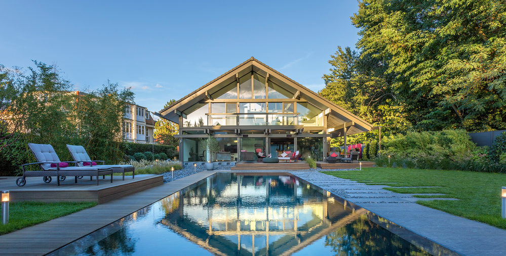 Helle Architektur einer Villa mit Pool und angrenzendem Garten