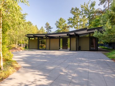Moderne HUF Bungalow Architektur im Grünen Traumhaus mit flachem Dach und großen Fenstern in der Natur