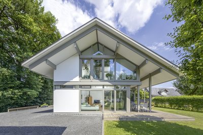 Moderner Architektenhaus im Grünen Stilvolles, gemütliches Familienhaus mit großzügigen Fenstern