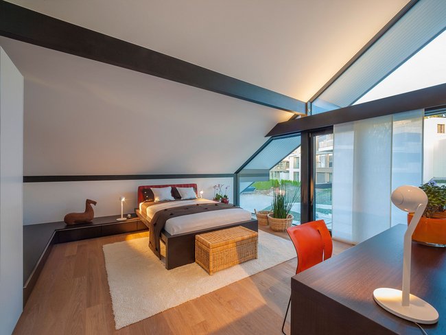 HUF Musterhaus Zuerich ART 5 ebenholz 9 Ein stilvolles Schlafzimmer mit Holzfußboden und großen Fenstern