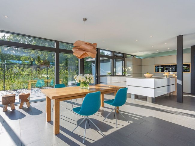 HUF house modum 810 13 Hell und einladend, mit großen Fenstern und modernen Möbeln im Essbereich