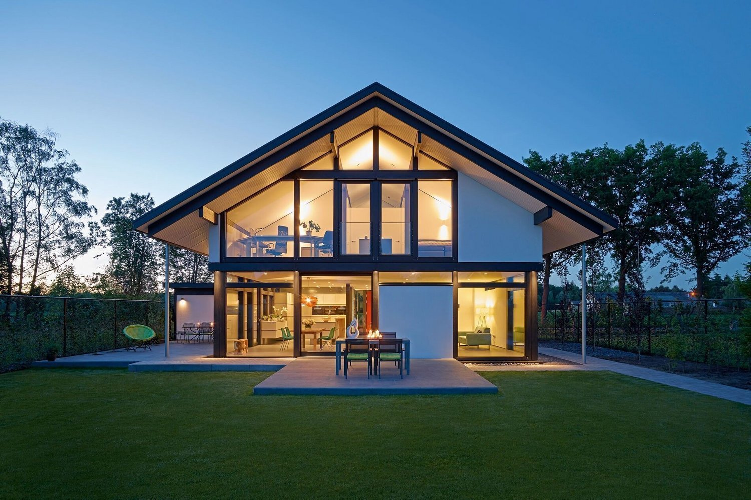 Architektenhaus mit großen Fenstern und modernem Design im Garten