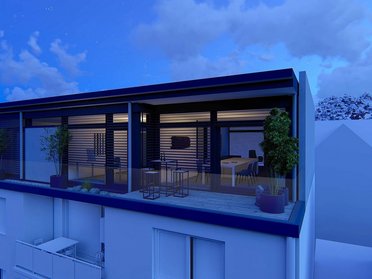 Architekturansicht einer modernen Aufstockung mit Balkon und Pflanzen