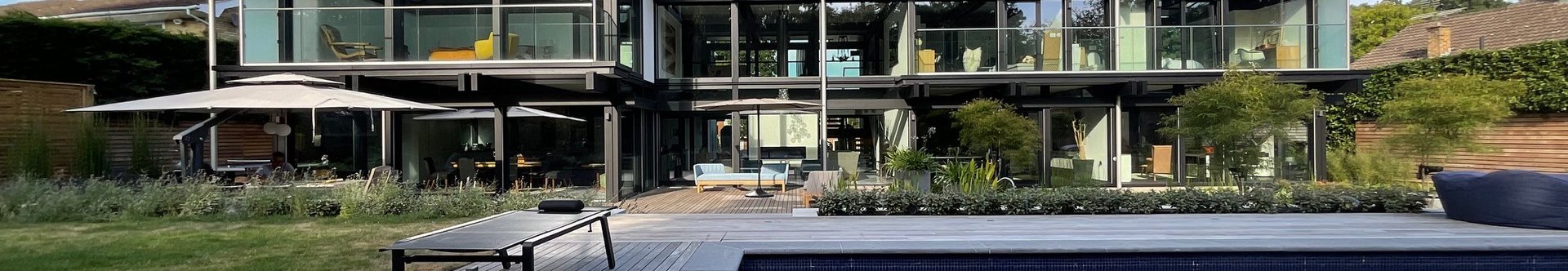 Modernes Haus von HUF mit Pool und Garten Hochwertiges Wohnkonzept mit lichtdurchflutetem Design und großzügigen Wohnräumen