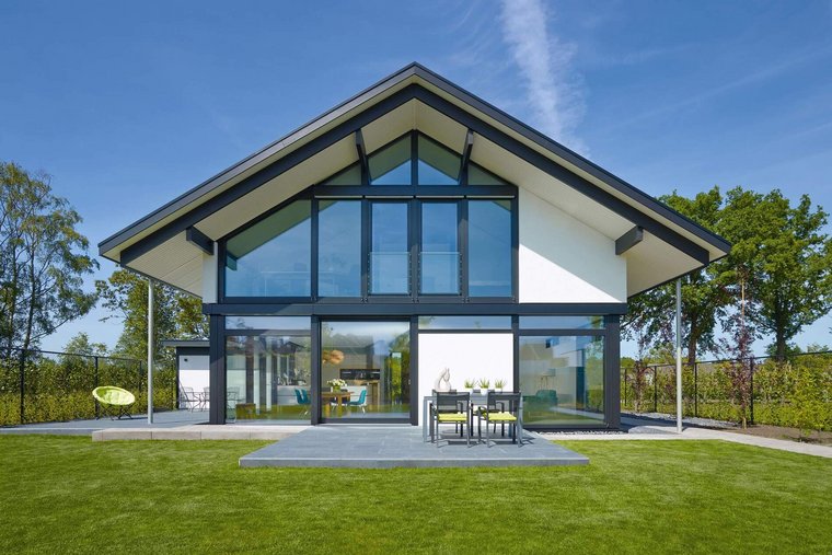 HUF house modum 810 30 Haus mit Glasfassade und einem grünen Garten in sonniger Umgebung