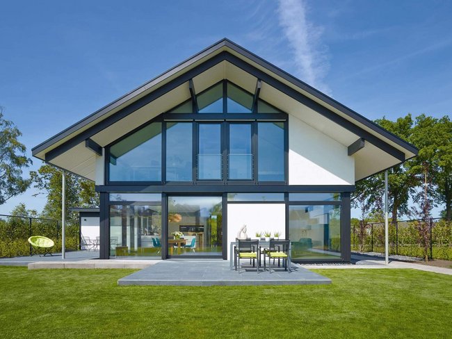 HUF house modum 810 30 Haus mit Glasfassade und einem grünen Garten in sonniger Umgebung