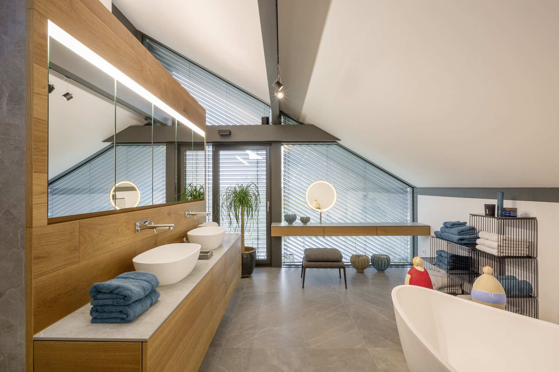 Modernes Badezimmer mit eleganten Designelementen Helle Badezimmeransicht mit Waschbecken, Pflanzen und Badewanne