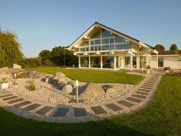 Fachwerkhaus HUF HAUS ART 4 im Grünen Modernes Fachwerkhaus mit großem Garten und Terrasse