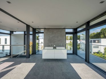 Heller Wohnraum mit großen Fenstern und stilvollem Waschbecken