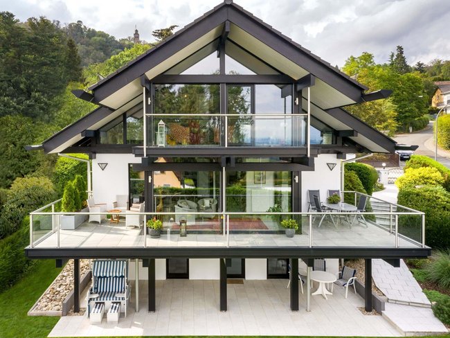 Ansicht eines modernen HUF HAUS mit erweitertem Wohnraum und Terrasse