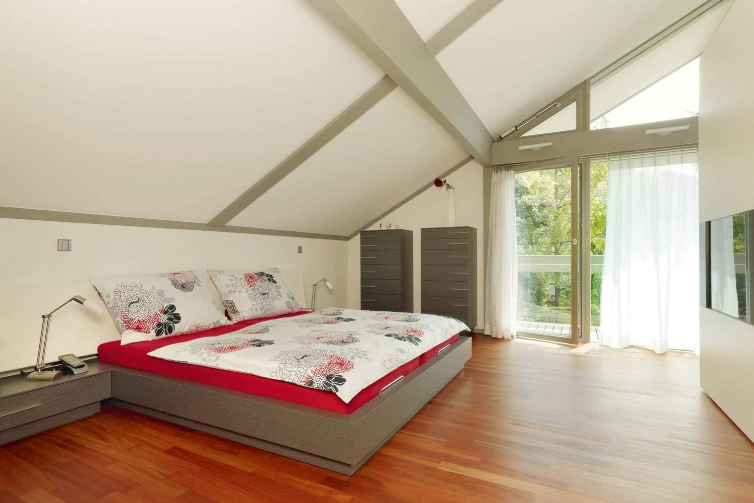 Modernes Schlafzimmer mit Holzboden und eleganter Einrichtung
