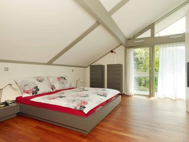 Modernes Schlafzimmer mit Holzboden und eleganter Einrichtung