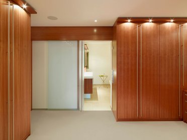 Moderne Innenansicht eines Bungalows mit Holzdesign Elegante Holzschränke und Glaswände im Bungalow-Design