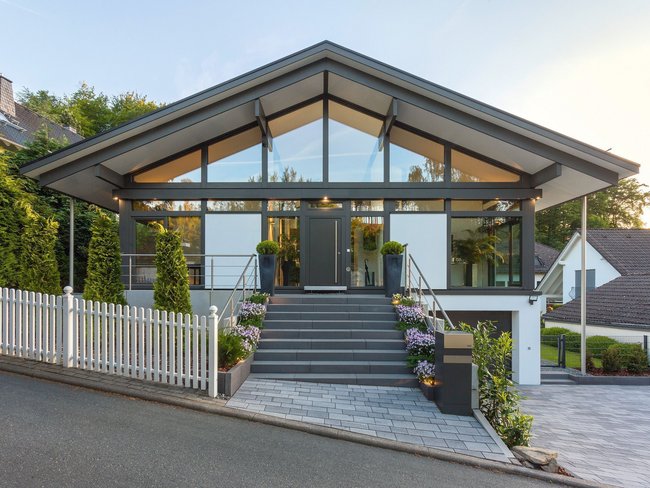 Elegantes Bungalow-Design mit großen Fenstern und Terrasse
