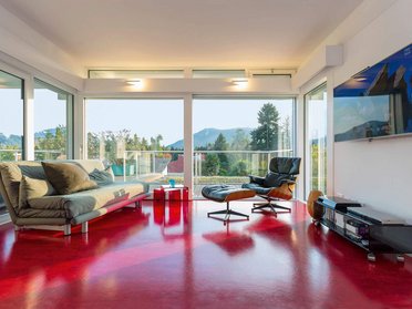 Helles Wohnzimmer mit klarer Architektur und modernem Design