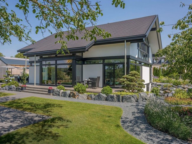 Haus mit stilvollem Design, Glasfront und gepflegtem Garten