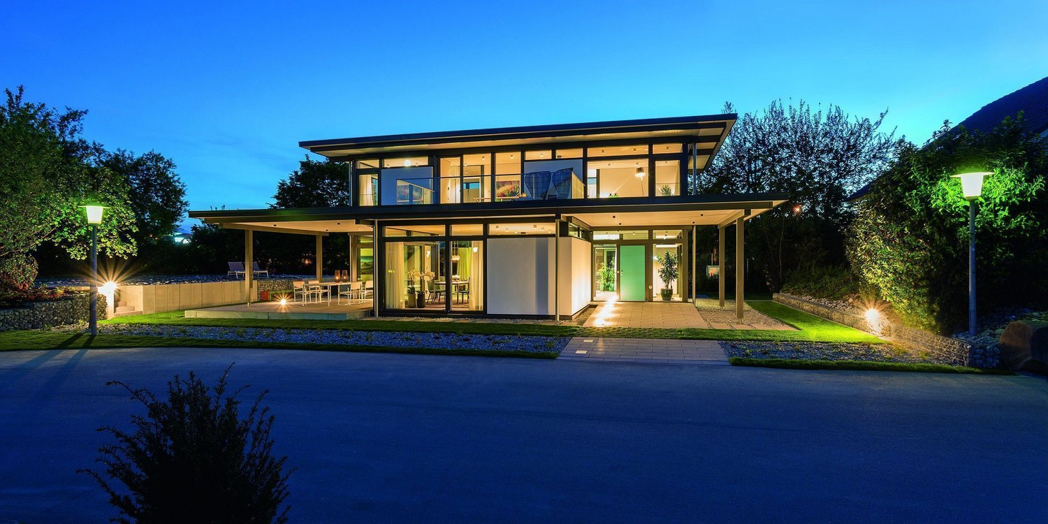 Schöne moderne Architektur einer Villa umgeben von grünen Bäumen