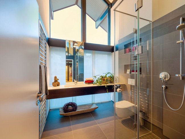 Helles, modernes Badezimmer mit großen Fenstern und stilvollen Accessoires.