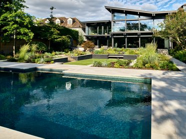 Innovative Architektur eines HUF Hauses mit Swimmingpool und gepflegtem Garten