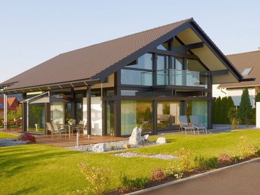 Attraktives Architektenhaus mit Glasfassade und Gartenlandschaft
