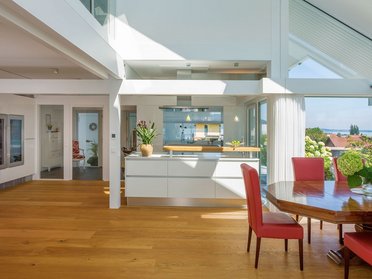 Innenansicht eines Hauses mit offenem Raum und schöner Aussicht