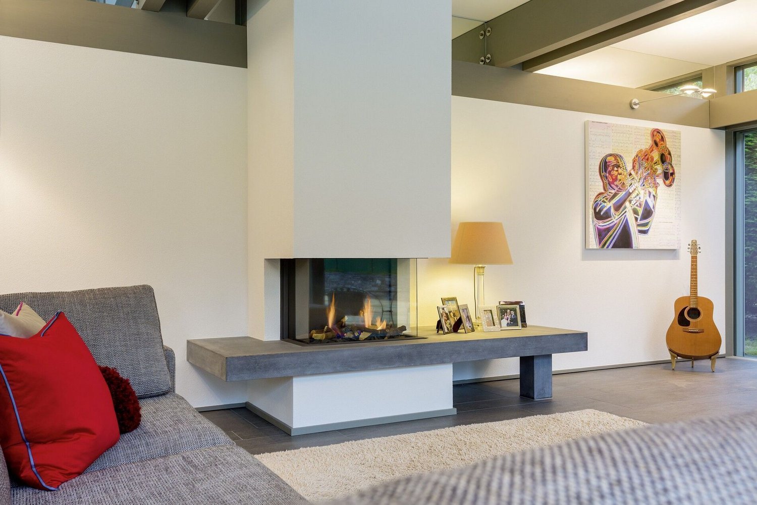Gemütliches Wohnzimmer mit Fachwerk, Kamin und Gitarre