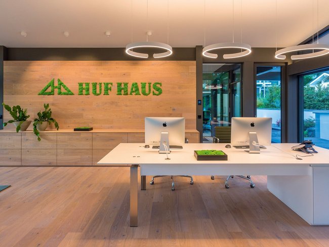 Moderne Büroeinrichtung bei HUF HAUS Offenes Büro mit Empfangstresen und modernen Arbeitsplätzen