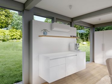 Helle Kücheneinheit mit Holzfußboden und Gartenansicht
