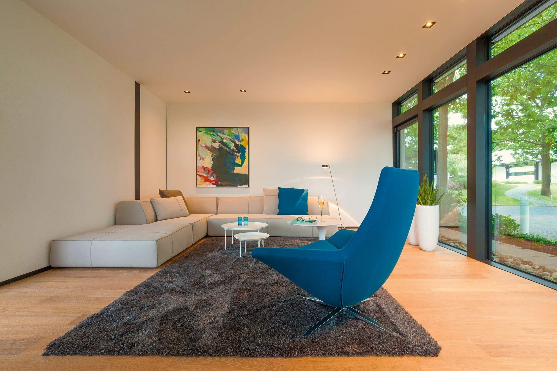 Lichtdurchflutetes Wohnzimmer mit Sofa und blauer Akzentfarbe