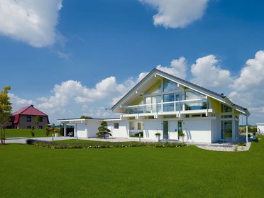 Fachwerkhaus HUF HAUS ART 4 Modernes Fachwerkhaus mit großen Fenstern und grünem Rasen