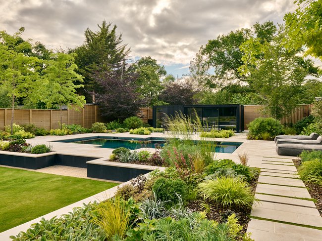 Schöner Garten mit Swimmingpool und modernen Landschaftselementen