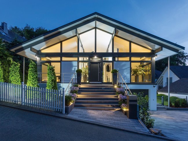 Elegantes Architektenhaus mit stilvollem Eingang und Beleuchtung