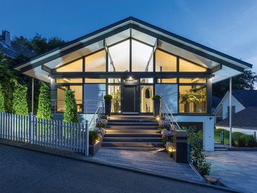 Elegantes Architektenhaus mit stilvollem Eingang und Beleuchtung