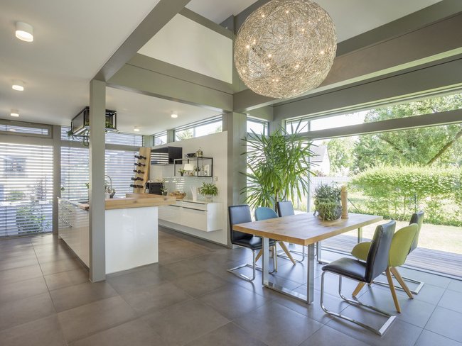 Moderne Küche und Essbereich in einem familienfreundlichen Haus