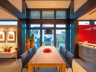 HUF Haus modum 810 Musterhaus Wuppertal 1 Helle Küche mit Essplatz, moderner Einrichtung und Blick nach draußen