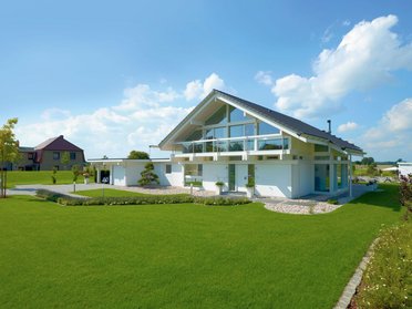 HUF HAUS ART 4 Fachwerkhaus in der Landschaft Modernes Fachwerkhaus mit großer Fensterfront und Garten
