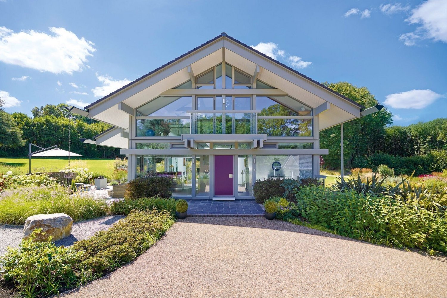 Designhaus HUF ART 3 im Einklang mit der Natur und schönem Garten