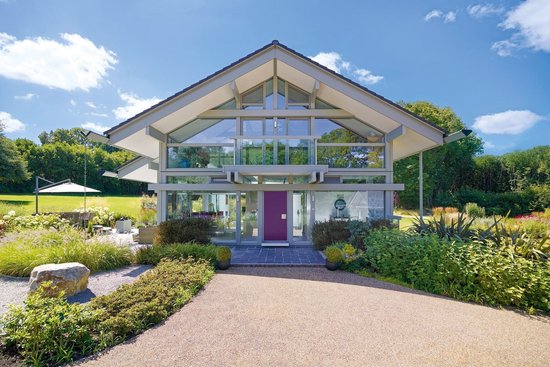 Designhaus HUF ART 3 im Einklang mit der Natur und schönem Garten