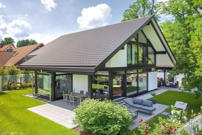 Modernes Architektenhaus in ruhiger Umgebung Ein elegantes Architektenhaus mit modernen Designelementen und einem einladenden Garten