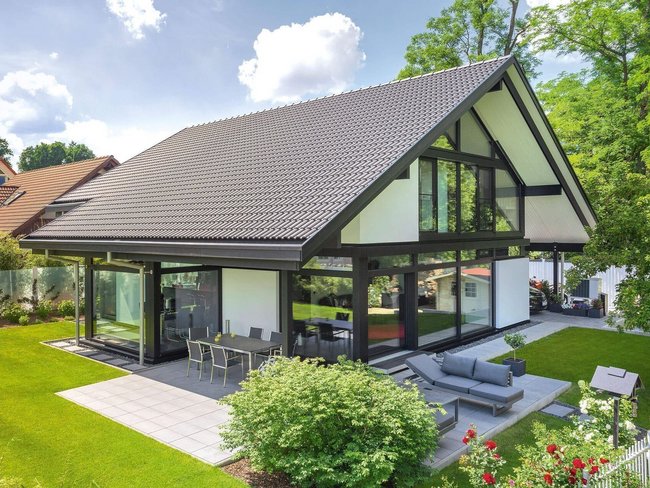 Ein elegantes Architektenhaus mit modernen Designelementen und einem einladenden Garten