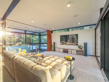 Modernes Designhaus mit Flachdach und Wohnzimmer Helles Wohnzimmer in modernem Designhaus mit Flachdach