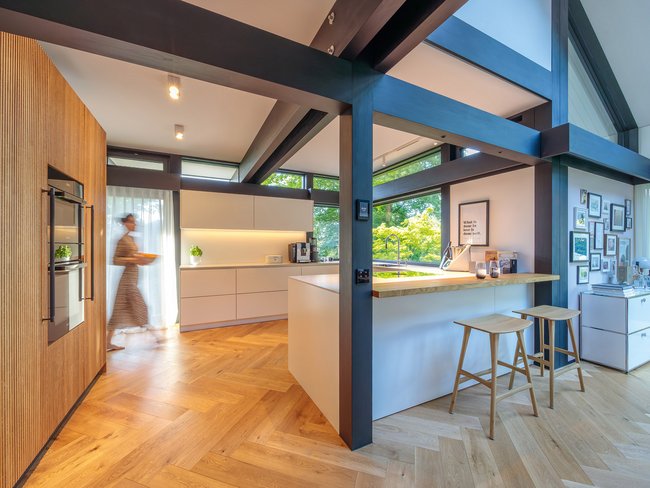 Küchenansicht des modernen HUF Hauses mit Holz und Lichtspielen