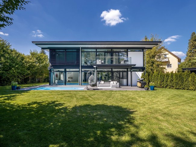 Lichtdurchflutetes Architektenhaus mit Garten Modernes Haus mit viel Licht und Gartenbereich