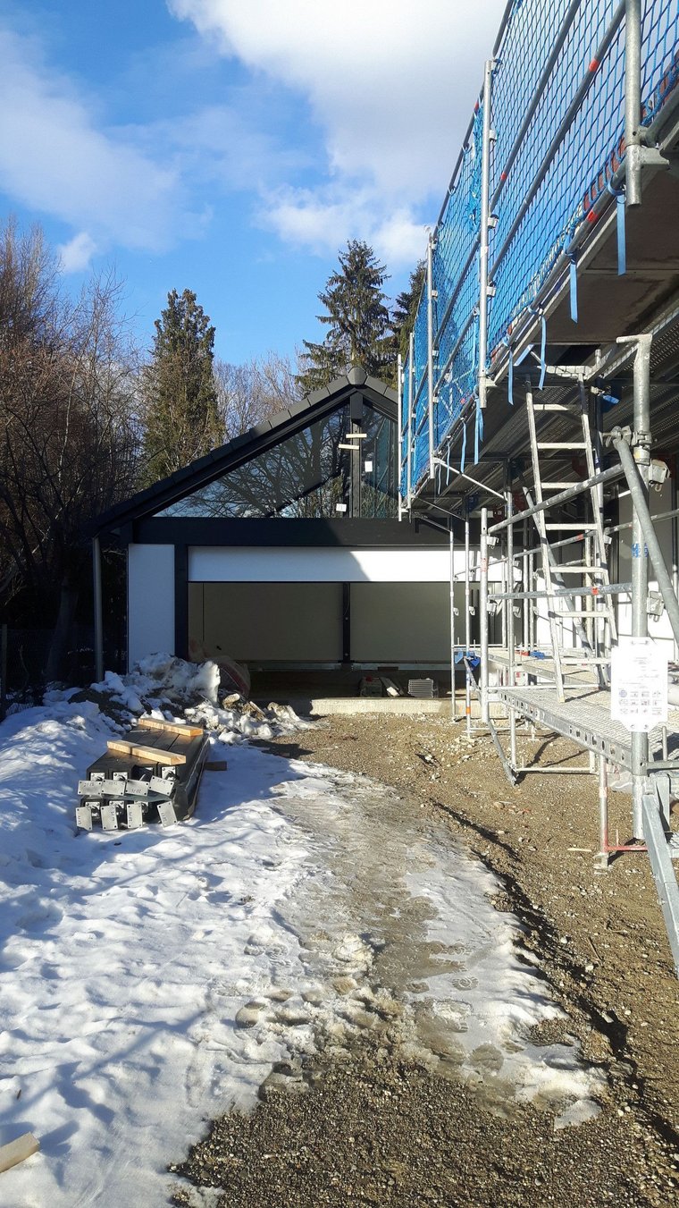 Bauprojekt mit Baustelle und Schnee Blick auf eine Baustelle mit Schnee und Baugerüst in der Umgebung