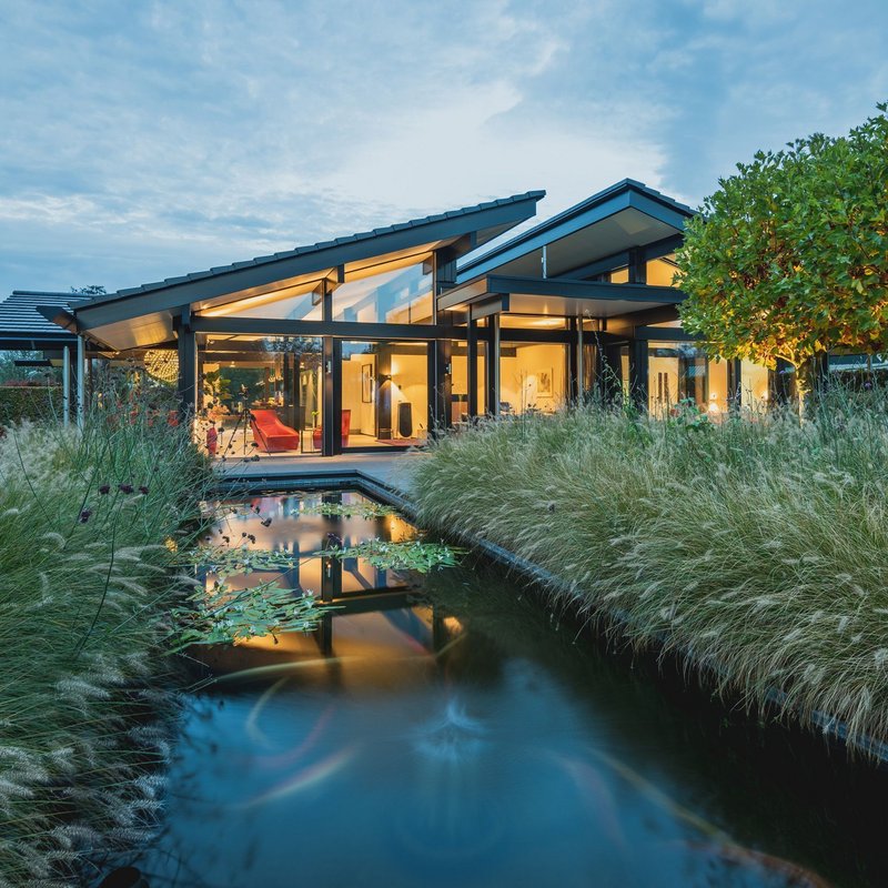 Bungalow mit organischen Formen und Glasflächen Eleganter Bungalow in geschützter Landschaft mit Wasserwegen