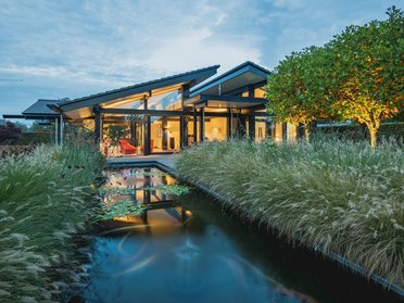 Bungalow mit organischen Formen und Glasflächen Eleganter Bungalow in geschützter Landschaft mit Wasserwegen
