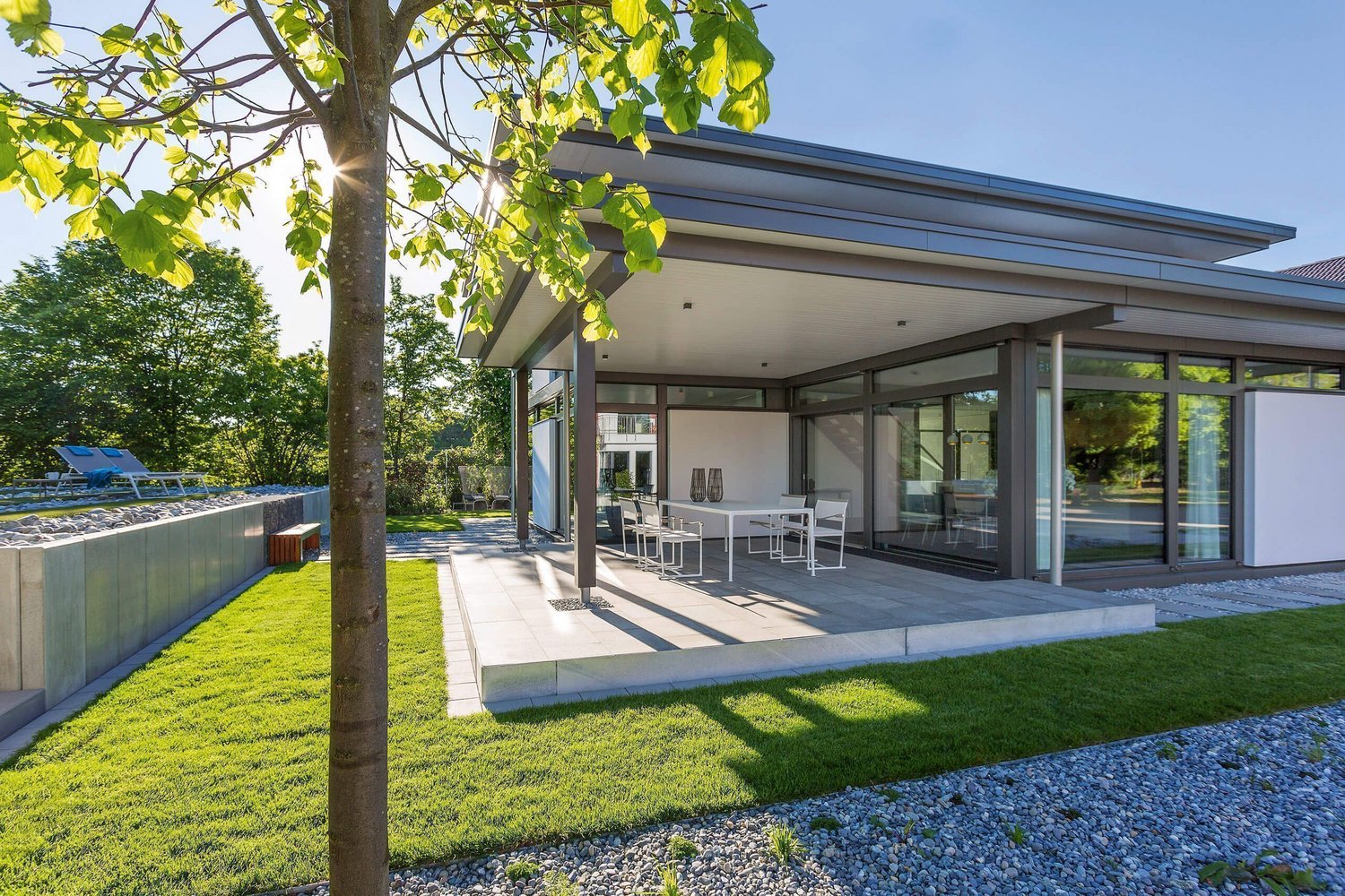 Geräumige Terrasse mit Garten und moderner Bauweise